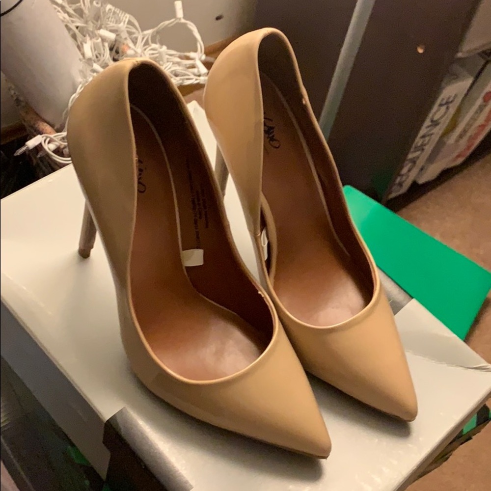 Nude pumps